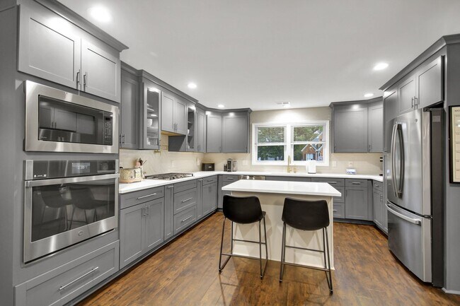 Building Photo - Beautifully Renovated West Ashley Home