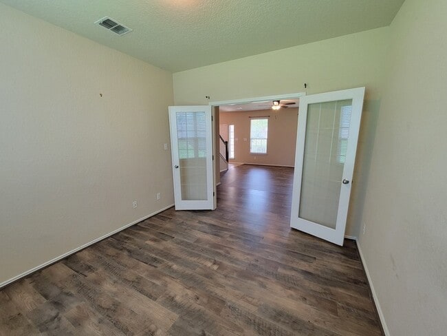 Building Photo - Charming 4 beds 2 baths in San Antonio!