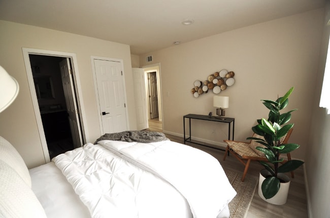 Building Photo - 6620 Linda Vista Rd