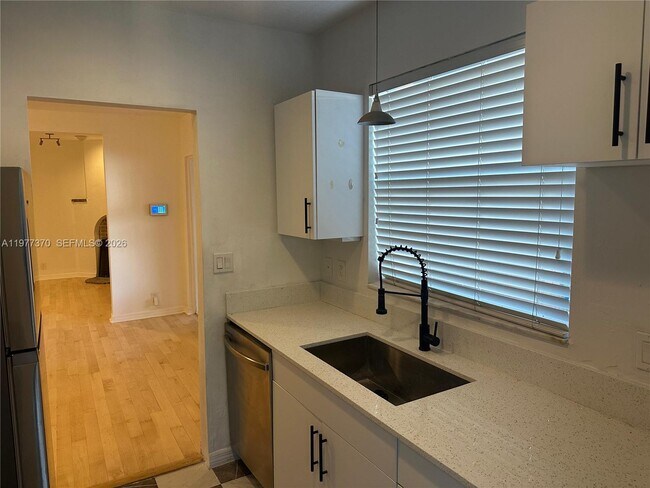 Building Photo - 725 Navarre Ave