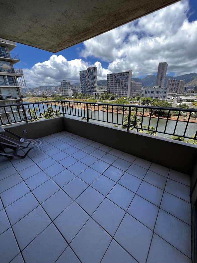 Building Photo - 2121 Ala Wai Blvd