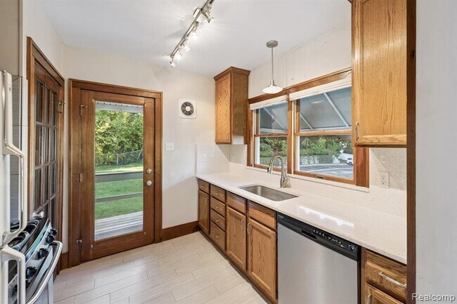 Building Photo - 624 E Main St