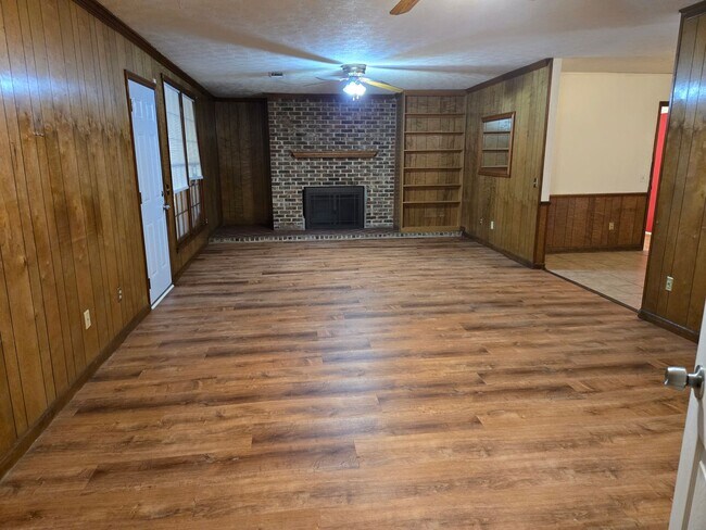 Building Photo - FOR RENT in North Columbus! Available Now!