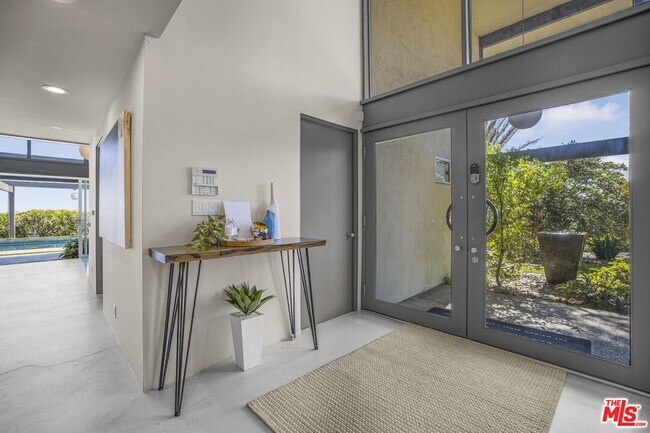 Building Photo - 9892 Beverly Grove Dr