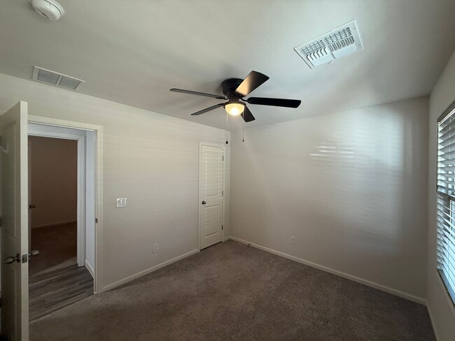 Building Photo - 4 Bedroom 2 Bathroom Home