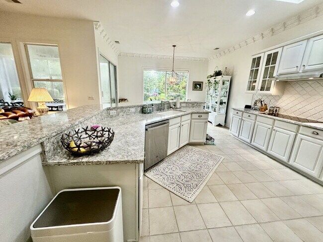 Building Photo - Spacious Beautifully Appointed Two Bedroom...