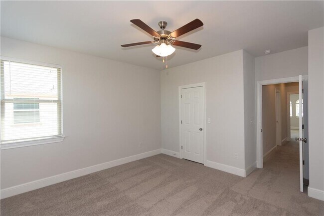 Building Photo - 3300 Scenic Valley Dr