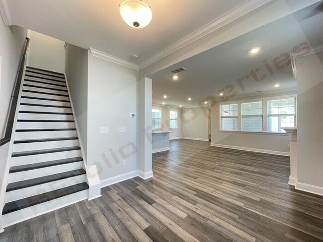 Building Photo - Gorgeous 4 Bedroom 3 Bath Home with Fiber ...