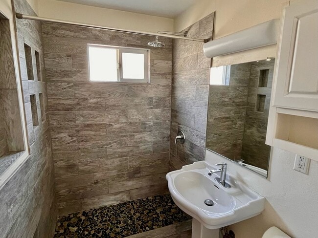 Building Photo - Charming Cottage in North Park!