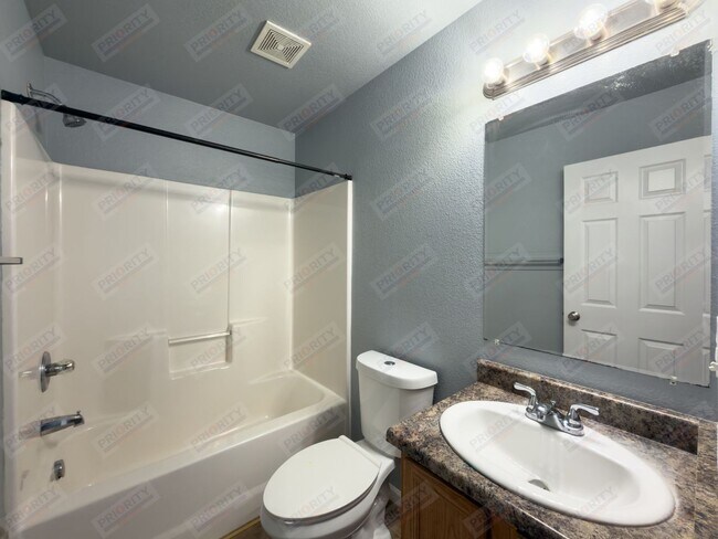 Building Photo - 3 bed, 2.5 bath townhouse with a 2 car garage