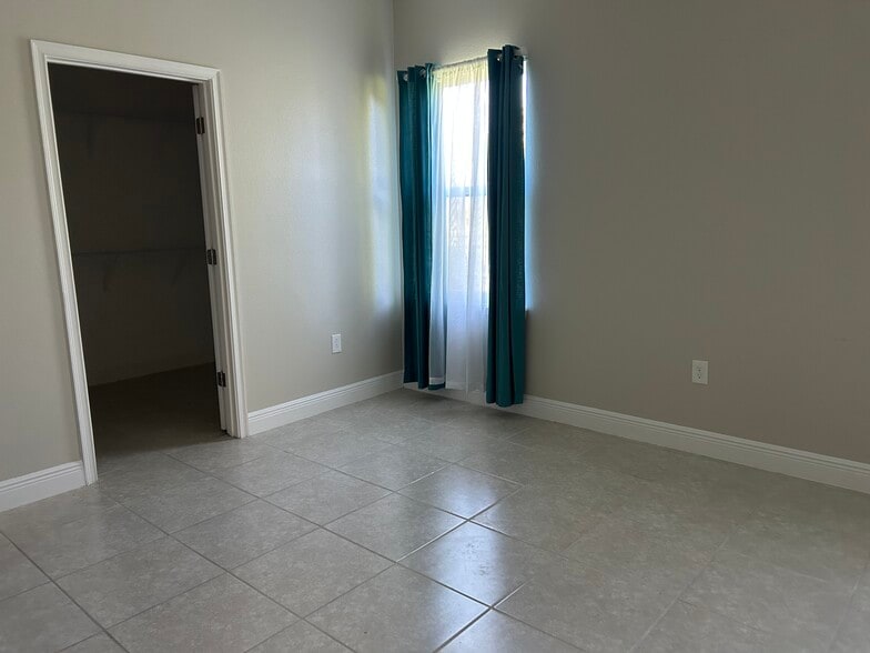Building Photo - 5567 Estero Loop