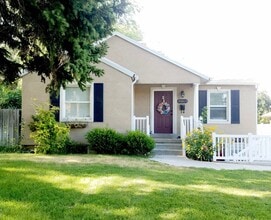 Building Photo - 2028 Sunnyside Ave S