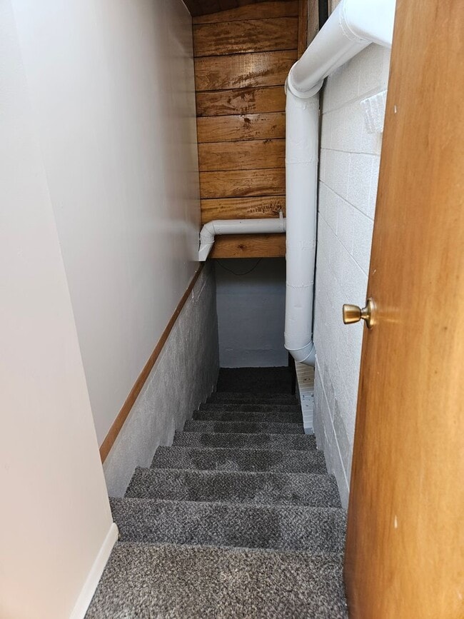 Building Photo - 316-317 S Vincent Ct