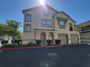 Building Photo - Stunning 2 bedroom plus loft, 2 bathroom, Tri-level townhouse nestled in the heart of Elk Grove
