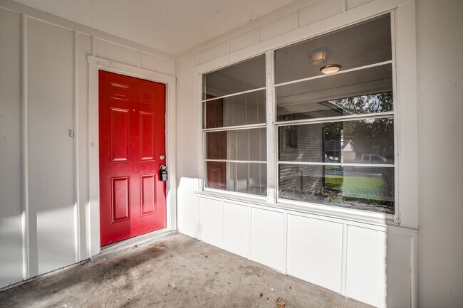 Building Photo - Cozy 3BD Home with Functional Features and...
