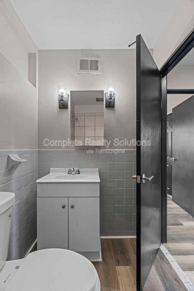 Building Photo - 5150 Wallingford Dr