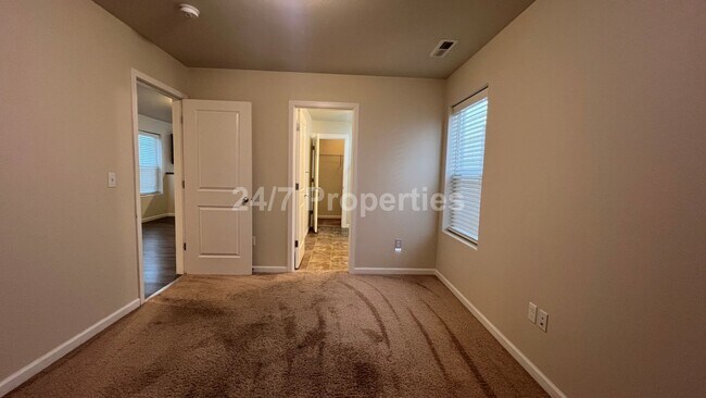 Building Photo - 1016 S View Dr