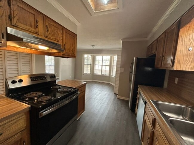 Building Photo - 121 Silverbrook Dr