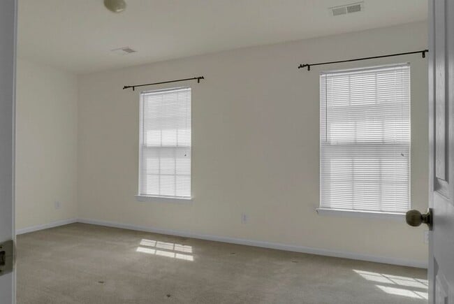 Building Photo - 215 Hemingway Cir