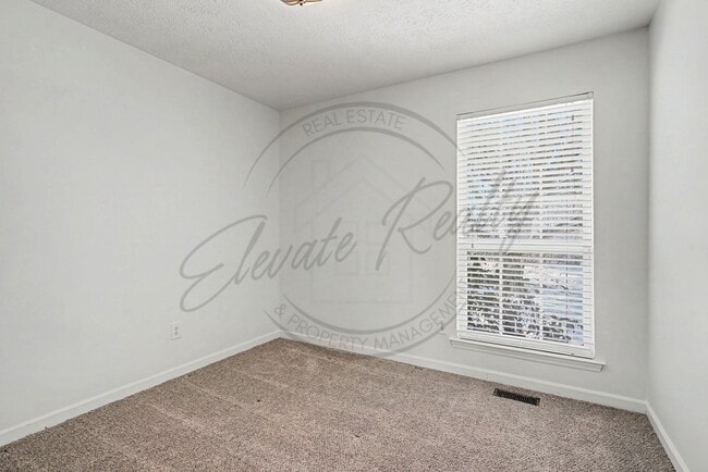 Building Photo - Three Bedroom Brick Home in Hendersonville!