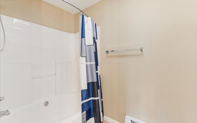 Building Photo - Bright 2BR / 2BA End-Unit Tanasbourne Condo w/ High Ceilings, Gas Fireplace, Private Balcony + At...