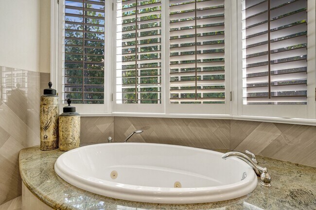 Building Photo - 7 Saranac Rd