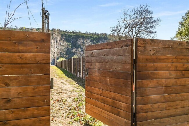 Building Photo - 302 Lago Verde Rd