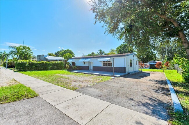 Building Photo - 6130 SW 32nd St