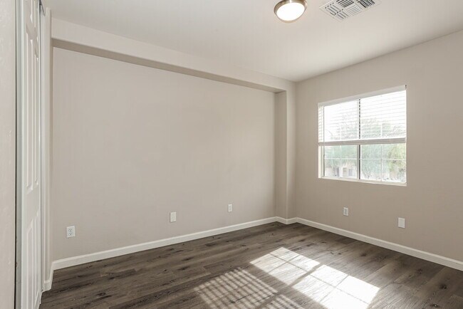 Building Photo - 12422 W Sharon Dr