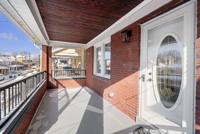 Building Photo - Stunning 4 bedroom home in Brookline available now!