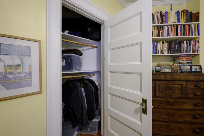 Building Photo - Great Luxury 1 Bedroom 1 Bath on Connecticut Ave in Kalarama