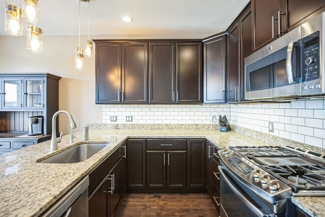 Building Photo - Gorgeous Conshohocken 3 Bedroom, 2.5 Bath END Unit Townhome With Amazing Views!