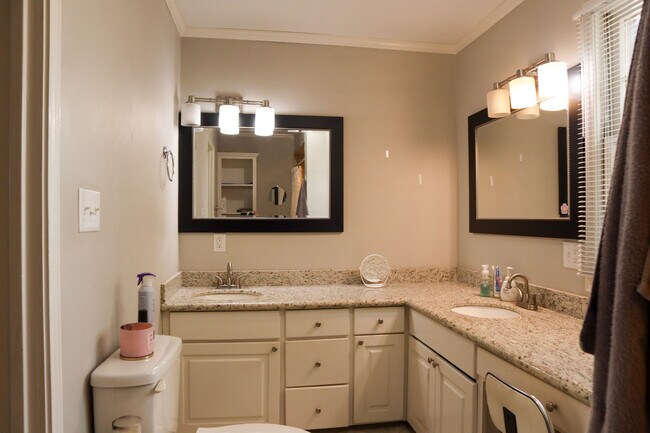 Building Photo - 123 Lloyd St