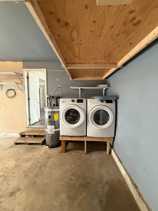 Building Photo - 2 Bedroom, 1 bathroom House