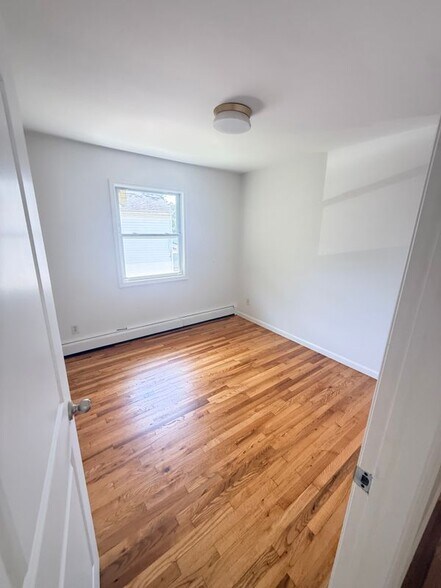 Building Photo - 10 Park Cir