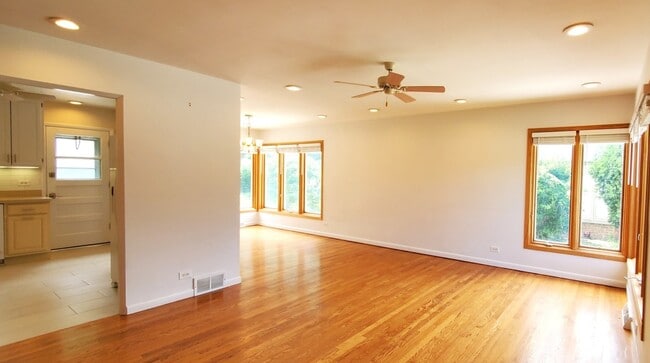 Building Photo - 4715 W Lake Ave