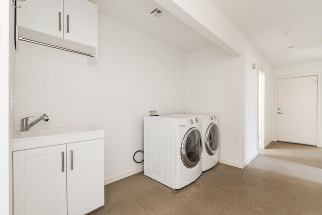 Building Photo - Modern Living + Downtown OKC + 3 bedrooms + 2 Car Garage