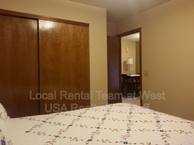 Building Photo - 5701 N Villa Cir