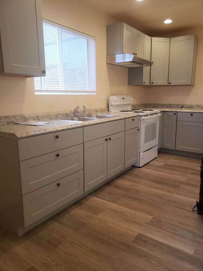 Building Photo - One bedroom, unfurnished unit in down town Bishop.