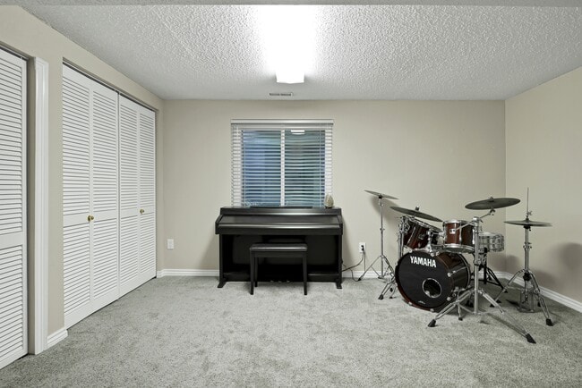 Building Photo - 2990 Roche Dr S