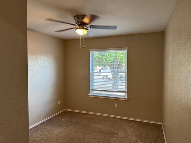 Building Photo - 450 Carriage Way