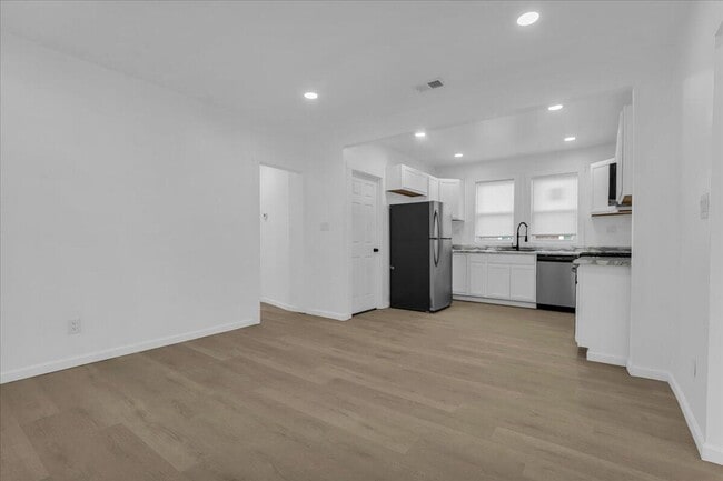 Building Photo - 2725 Leslie St