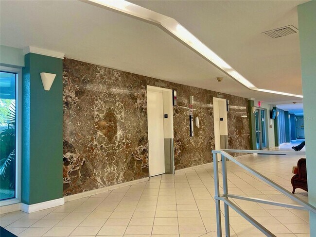 Building Photo - 1224 S Peninsula Dr