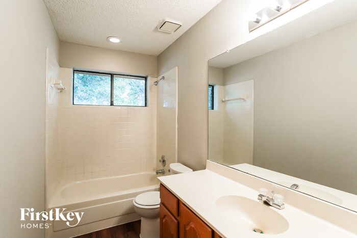 Building Photo - 2512 Meadowview Dr