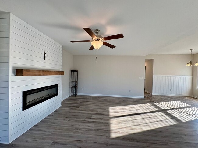 Building Photo - Move-In Ready, Fenced-In Backyard, Pet Friendly, One Story Home – Convenience Meets Comfort!