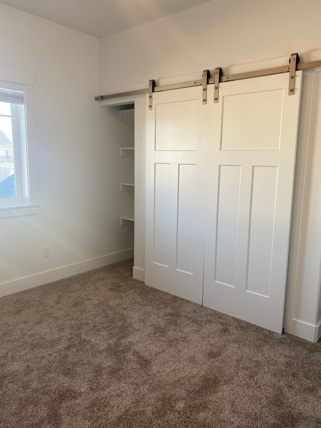 Building Photo - CHECK OUT THIS TOWNHOME IN SUGAR CITY WITH THE HOA and INTERNET INCLUDED!!