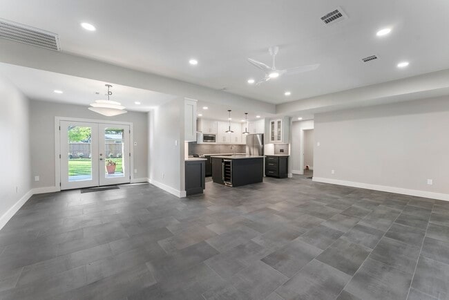 Building Photo - 2223 Hialeah Dr