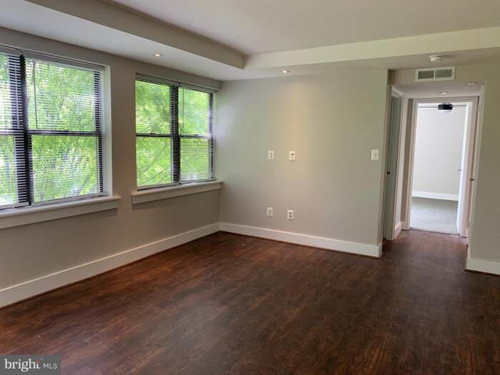 Building Photo - 210 Oakwood St SE