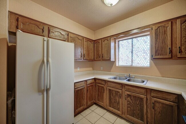 Building Photo - 1114 E Bisnaga St