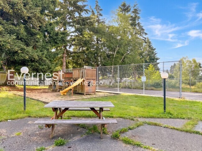 Building Photo - 2 Bed, 1.5 Bath Condo with Off-Street Parking / Available Now!